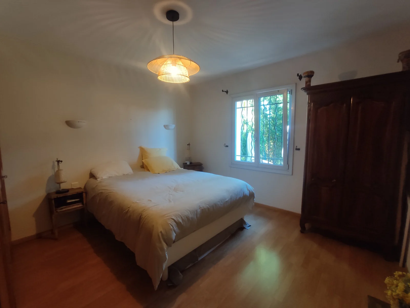 Chambre blanche à Aix-en-Provence avant les travaux de peinture