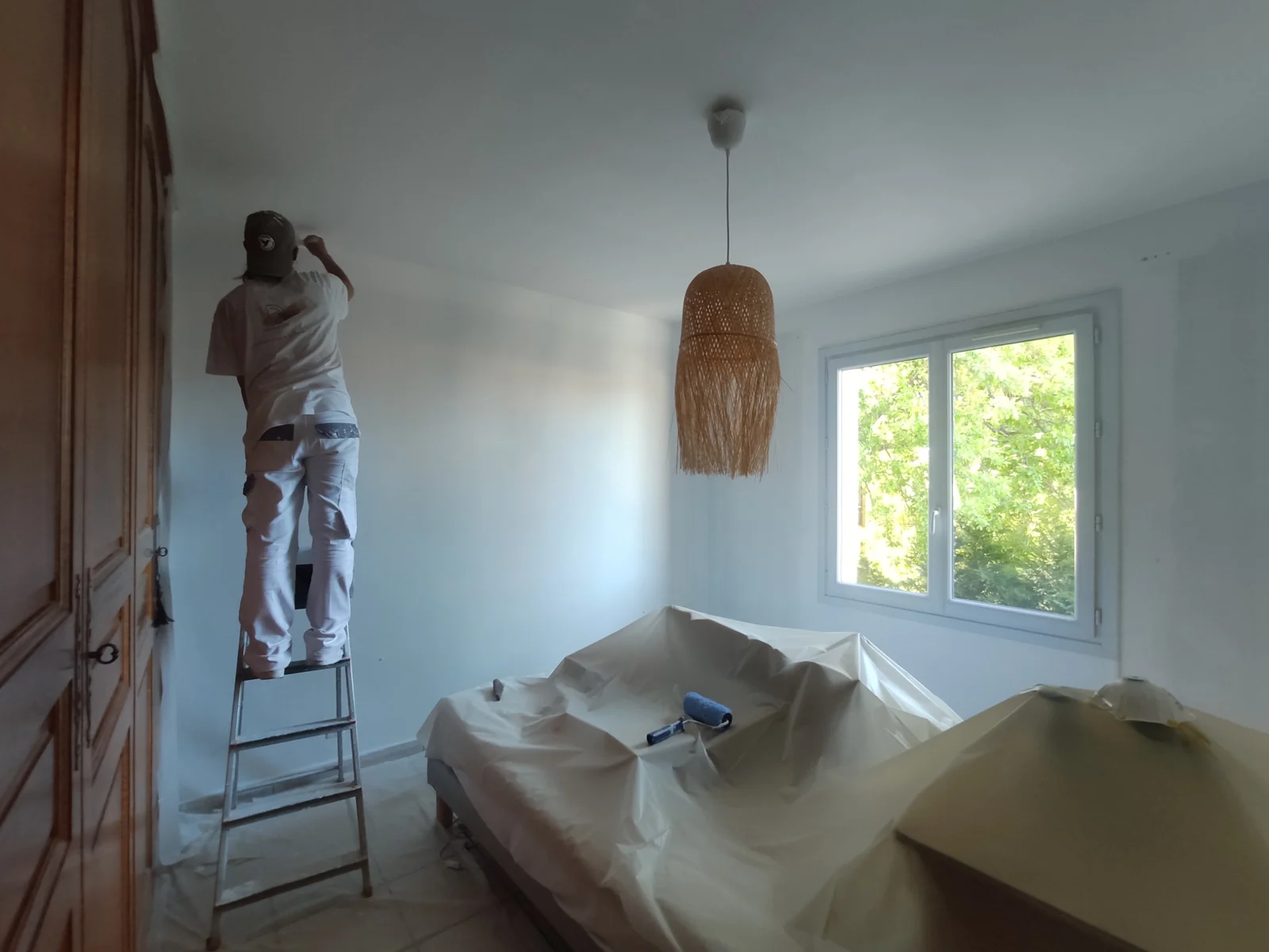 Chambre blanche à Aix-en-Provence au début de l’intervention, mobilier protégé