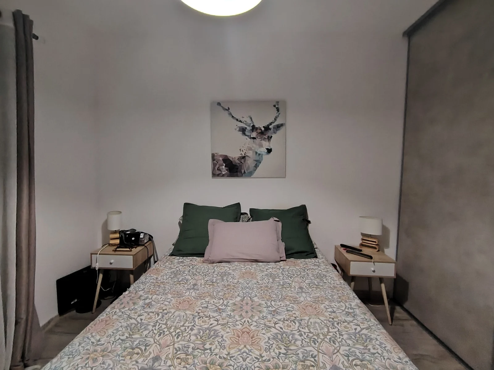 Chambre à Rognac avant la reprise des fissures, la mise en peinture et la pose du papier peint panoramique