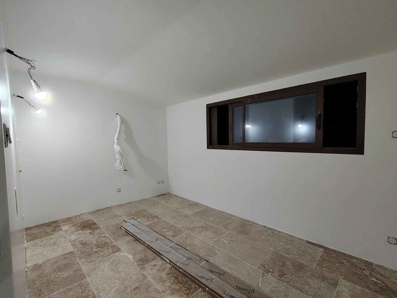 Chambre à Ventabren après la mise en peinture du plafond en mat et des murs en satin