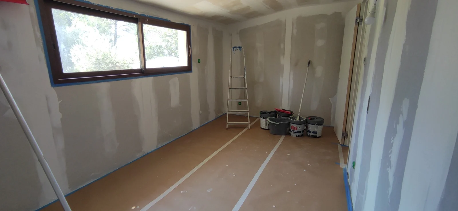 Chambre dans une extension neuve à Ventabren avant le ratissage des murs et du plafond