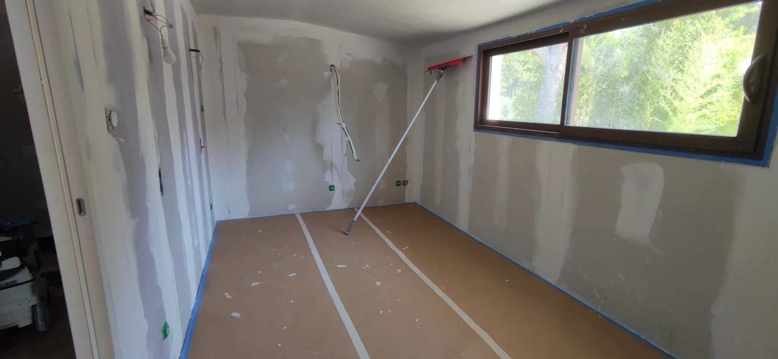 Autre vue des murs et du plafond de la chambre neuve en préparation à Ventabren