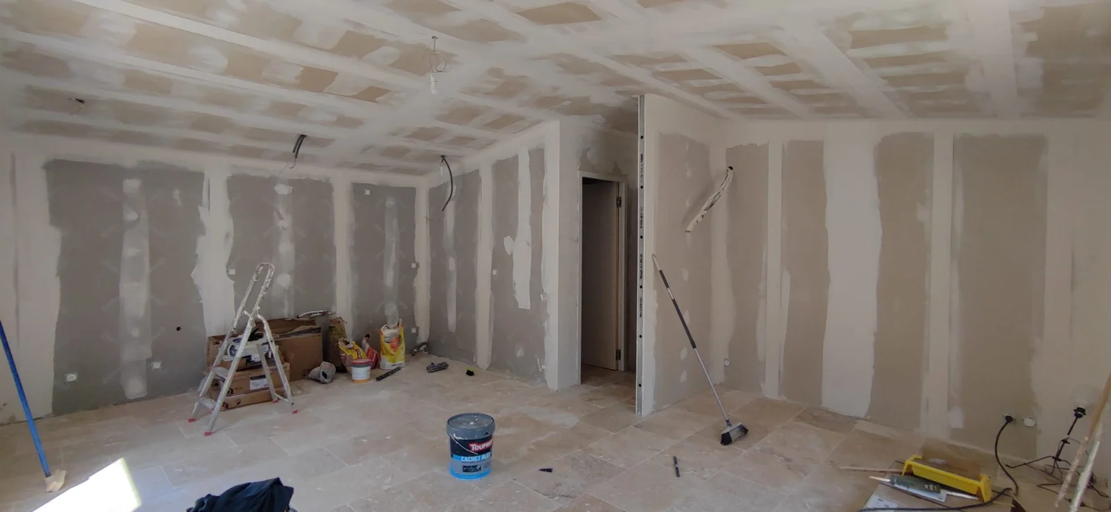 Espace de vie d’une maison ancienne à Ventabren avant les travaux de peinture
