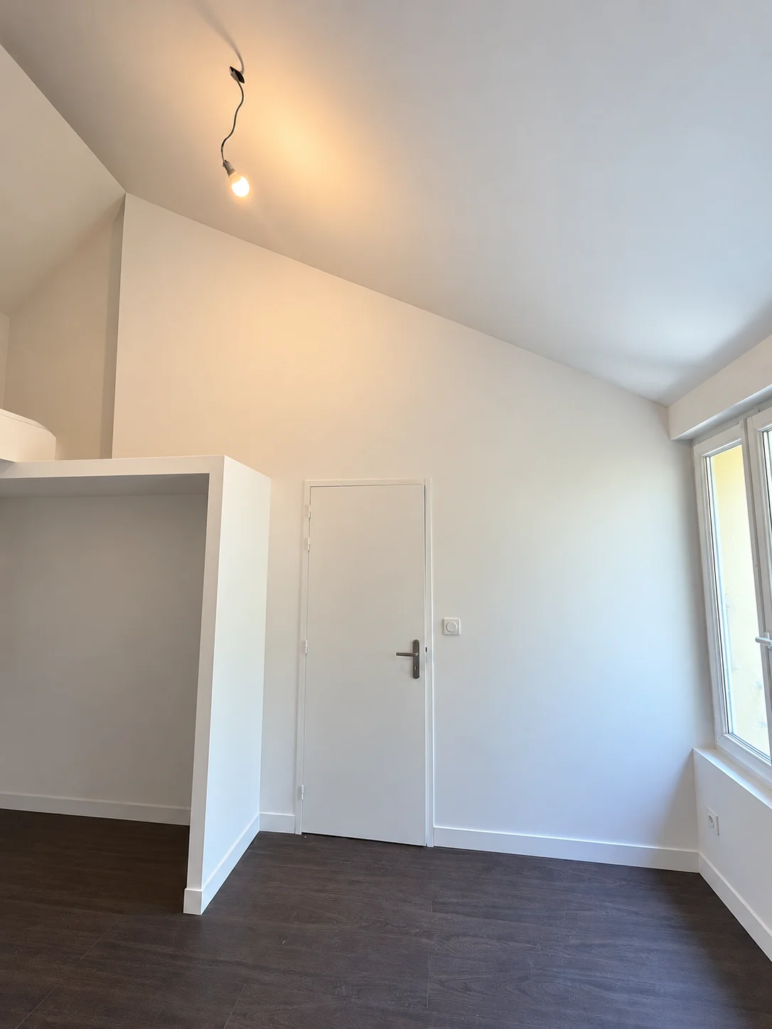 Chambre parentale à Aix-en-Provence avant la pose du papier peint panoramique floral