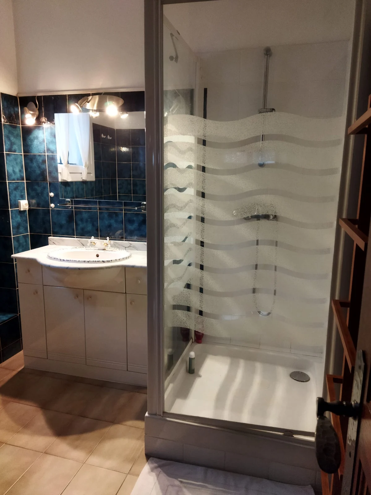 Salle de bain à Aix-en-Provence avant la rénovation, avec l’ancien meuble vasque, la faïence et la douche