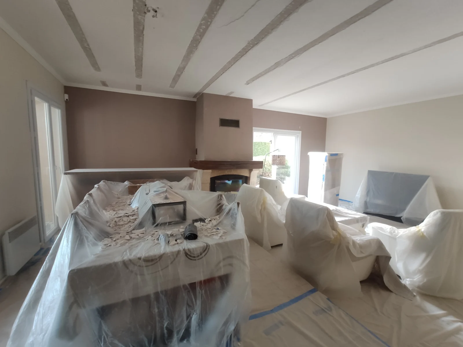Plafond dégradé du séjour à Aix-en-Provence pendant le retrait des parties non adhérentes