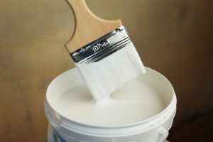Pot de peinture blanche et son pinceau
