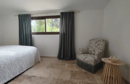 Artisan peintre réalisant des travaux de peinture intérieure à Ventabren