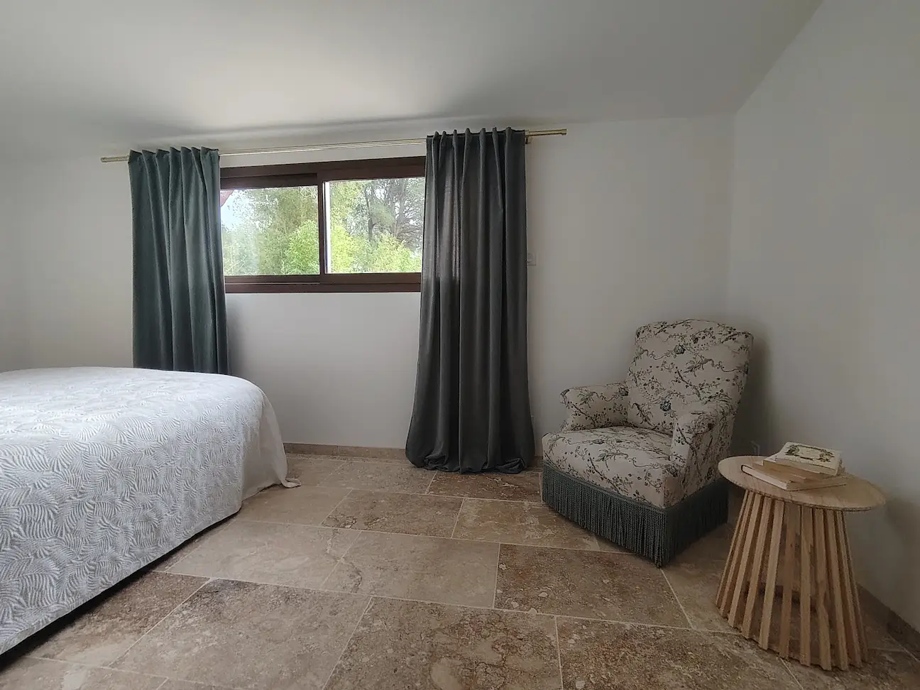 Artisan peintre réalisant des travaux de peinture intérieure à Ventabren