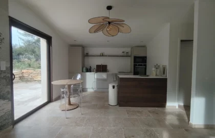 Artisan peintre réalisant des travaux de peinture intérieure à Ventabren