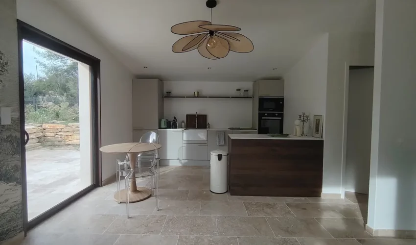 Artisan peintre réalisant des travaux de peinture intérieure à Ventabren