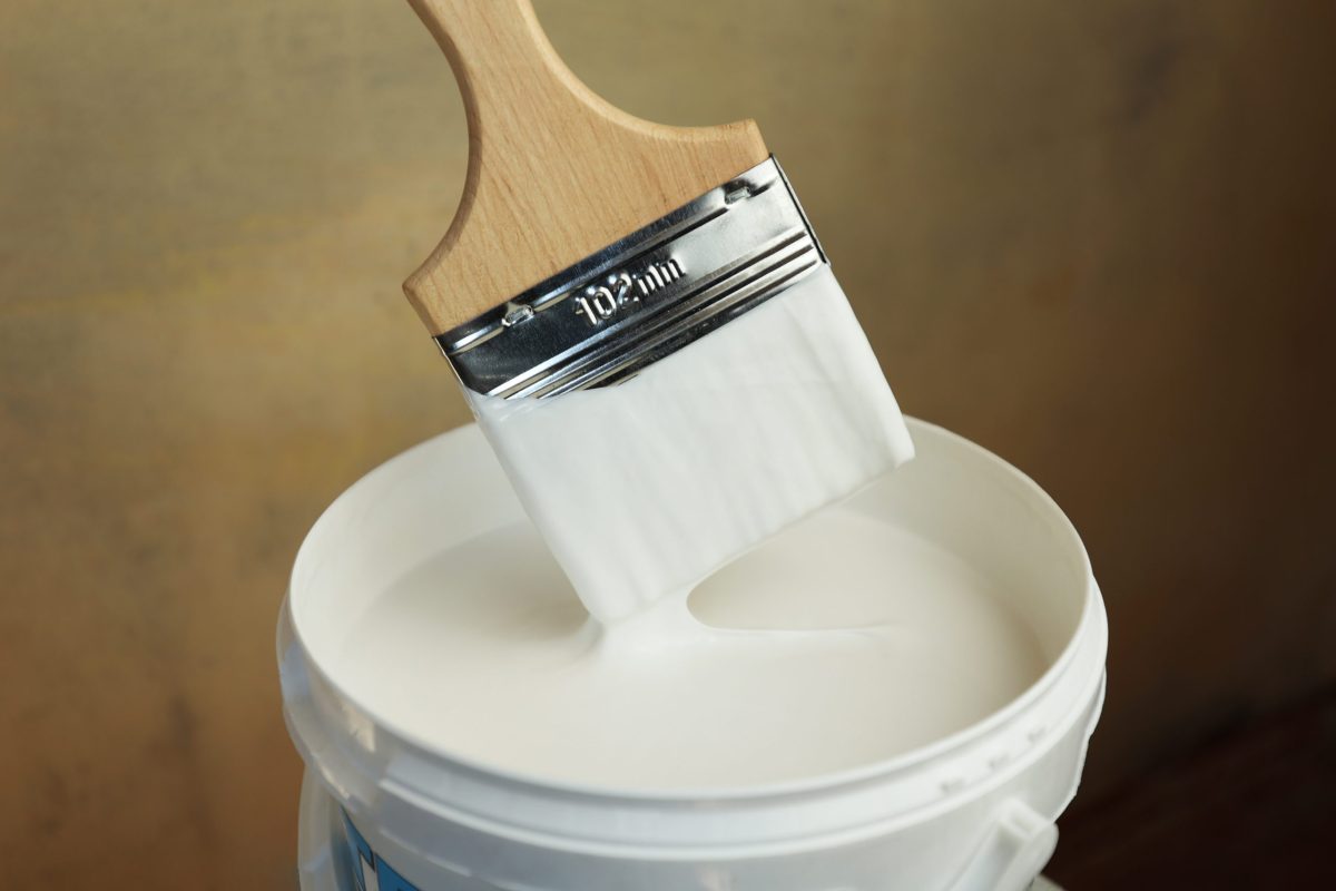 Pot de peinture blanche et son pinceau